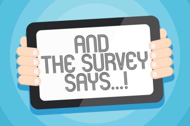 Ve Survey Says gösterilen metin işareti. Internet üzerinde konuşulan sonuçlarını kısa quiz veya sınav yazılı kavramsal fotoğraf renk Tablet Smartphone boş ekran el geri of Gadget'tan ile.