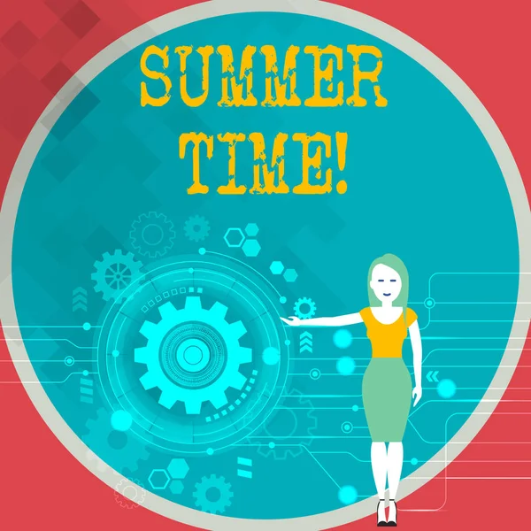 Szöveg jel mutatja a nyári idő. Fogalmi fénykép elérése már este nyári nyári órák beállítása óra előtt nő állt, és bemutatja a Cog Wheel hálót Seo. — Stock Fotó