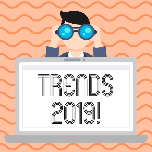 Konzeptionelle Handschrift zeigt Trends 2019. business photo präsentiert allgemeine Richtung, in der etwas entwickelt oder ändert Mann halten und Blick ins Fernglas hinter Laptop-Bildschirm. — Stockfoto