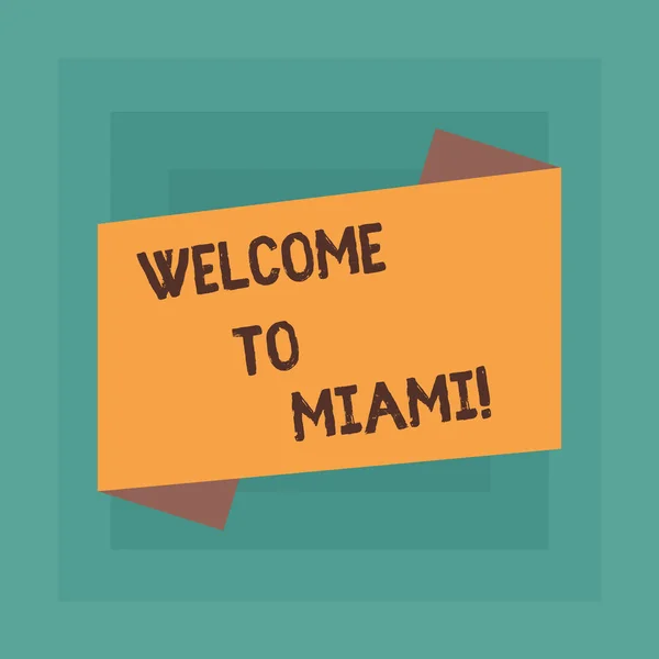 Escritura a mano conceptual que muestra Bienvenido a Miami. Texto de la foto de negocios Llegando a la ciudad soleada de la Florida vacaciones de playa de verano Color en blanco plegado Banner Strip Flat Style Announcement Poster . — Foto de Stock