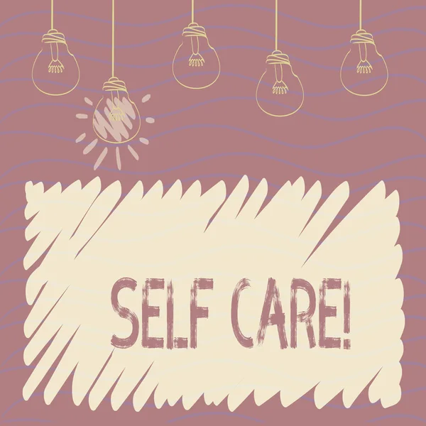 Tekst pisma Self Care. Idea praktyki znaczenie podejmowania działań zachowania lub poprawy te własne zdrowie zestaw z przezroczyste żarówki wiszące z włókien i jeden jest oświetlony ikonę. — Zdjęcie stockowe
