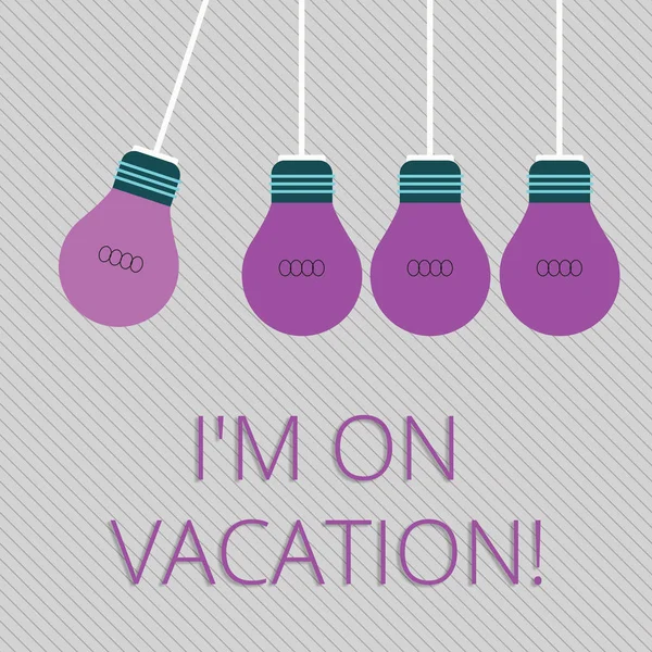 Tekst schrijven word ik M op vakantie. Businessconcept voor vakantie van stressvolle werkdruk reizen wereldwijd kleur gloeilamp Pendant lamp opknoping met een verschillende schaduw gloeilamp. — Stockfoto