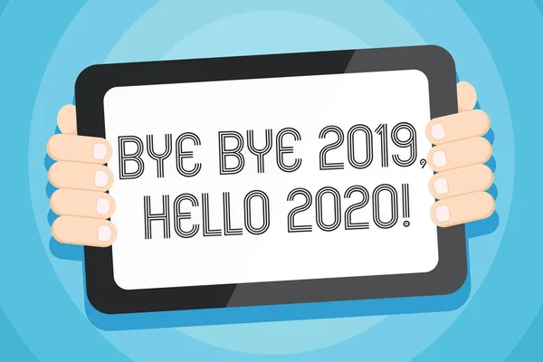 Textschild mit Tschüss 2019 hallo 2020. konzeptionelles Foto verabschiedet sich vom letzten Jahr und begrüßt ein weiteres einfarbiges Tablet-Smartphone mit leerem Bildschirm von der Rückseite des Gadgets. — Stockfoto
