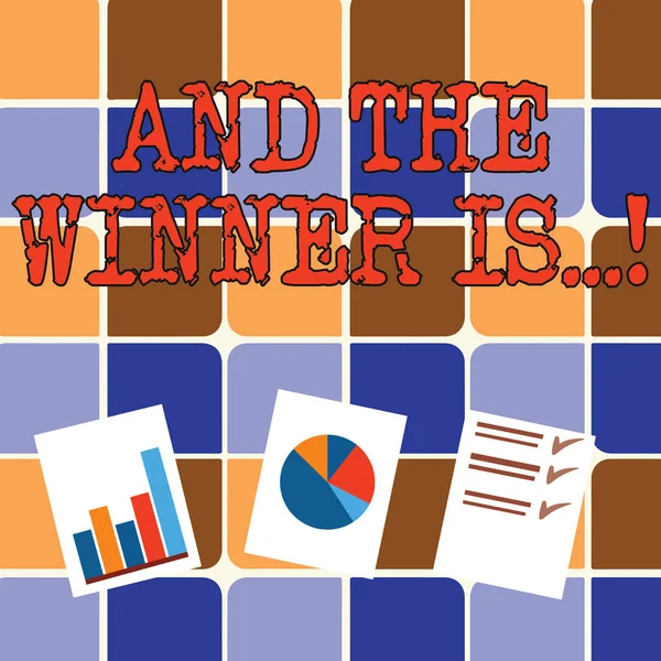Skriva anteckning visar och The Winner Is. Business foto skylta tillkännage som fick första plats i tävlingen eller examen Presentation av Bar, Data och cirkeldiagram graf på vitt papper. — Stockfoto