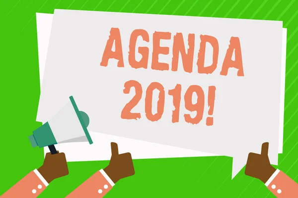 Escritura manual conceptual que muestra la Agenda 2019. Foto de negocios que muestra la lista de temas que se discutirán en la reunión formal o evento. Megáfono de mano y gestos Pulgares hacia arriba Texto Globo . — Foto de Stock