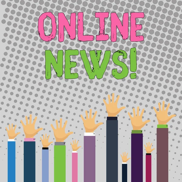 Conceptuele hand schrijven Online Nieuws tonen. Zakelijke foto tekst nieuw ontvangen of opmerkelijke informatie over evenementen website zakenlieden handen verhogen tot boven het hoofd, Palm In Front. — Stockfoto