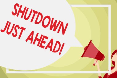 Kavramsal el kapatma hemen önünüzde gösterilen yazma. İş fotoğraf metin Fabrika iş kapanış kısa süre veya sonsuza kadar konuşma balonu yuvarlak şekli. Renkli megafon tutan kadın.