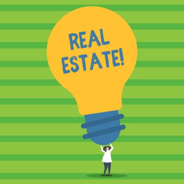 Emlak gösterilen not yazma. Sahibi olan özellik boş arsa veya bina kişi ayakta silah tutan büyük sarı ampul fikirler için oluşan vitrine iş fotoğraf.