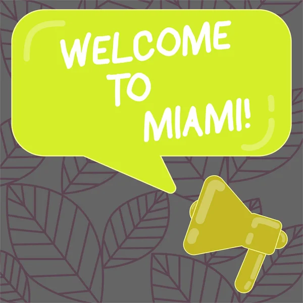 Schrijven van notitie weergegeven: Welkom naar Miami. Zakelijke foto presentatie Arriving naar Florida zonnige stad strand zomervakantie megafoon en rechthoekige kleur tekstballon met reflectie. — Stockfoto