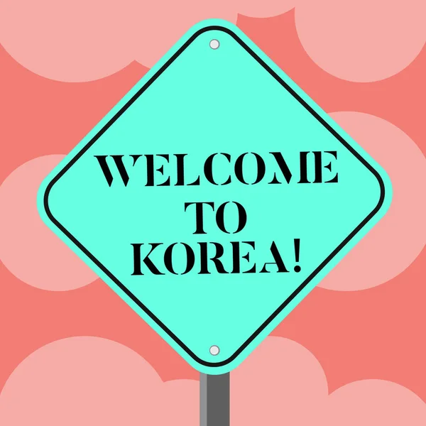 Schriftzug, der Korea willkommen heißt. Business-Foto präsentiert Ankunft in asiatischen modernen Land andere Kultur Diamantform Farbe Straßenwarnschilder mit einem Bein stehen. — Stockfoto