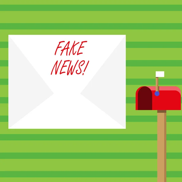 Word Writing Text Fake News. Geschäftskonzept für falsche Geschichten, die sich im Internet mit anderen Medien zu verbreiten scheinen, leerer großer weißer Umschlag und geöffneter roter Briefkasten mit kleiner Flagge nach oben signalisiert. — Stockfoto