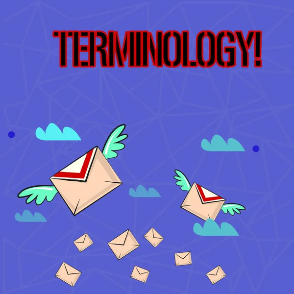 Schreibnotiz mit Terminologie. Geschäftsfoto mit einer Sammlung von Begriffen, die von verschiedenen Berufsgruppen der Studienbranche verwendet werden, bunte Luftpostbriefumschläge und zwei davon mit Flügeln. — Stockfoto