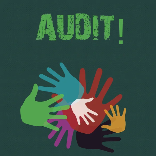 Conceptuele hand schrijven tonen Audit. Zakelijke foto presentatie lokaal bedrijf accountants voeren hun financiële recherche jaarlijks merken van verschillende handgrootten voor teamwerk en creativiteit. — Stockfoto