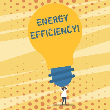 Enerji verimliliği gösterilen metin işareti. Aynı Hizmetleri kişi ayakta ve yetiştirme kadar silah tutan büyük sarı ampul için fikirler sağlamak için daha az enerji kullanarak kavramsal fotoğraf anlamına gelir.