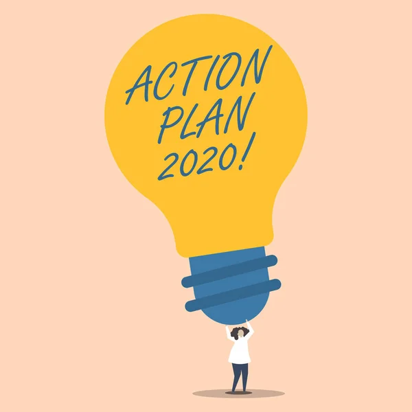 Λέξη σύνταξη κειμένου σχέδιο δράσης 2020. Επιχειρηματική ιδέα για την προτεινόμενη στρατηγική ή πορεία των δράσεων για το επόμενο έτος πρόσωπο στέκεται και αύξηση μέχρι όπλα κατέχουν μεγάλο κίτρινο Lightbulb για ιδέες. — Φωτογραφία Αρχείου