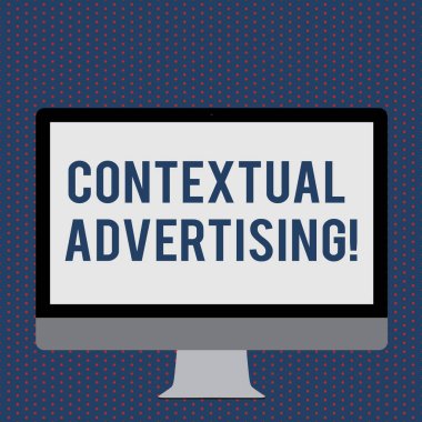 İçeriksel reklamcılık gösterilen metin işareti. Boş beyaz bilgisayar monitörü geniş ekran monte bir stand için teknoloji sitelerinde görünen reklamları hedefleme için kavramsal fotoğraf yöntemi.