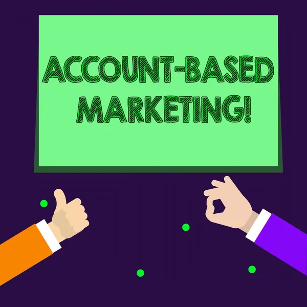 Schrijven van notitie weergegeven: Marketing op basis van de Account. Zakelijke foto presentatie van de strategische aanpak gebaseerd op boekhoudkundige twee zakenlieden handen gebaren de Thumbs Up en oke teken. — Stockfoto