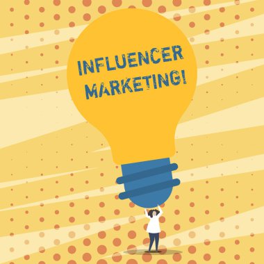 Influencer Marketing gösteren metin işareti. Kavramsal fotoğraf odağı etkili göstermek yerine hedef kişi ayakta ve Arms Holding büyük sarı ampul fikirler için yükseltme yerleştirilir.