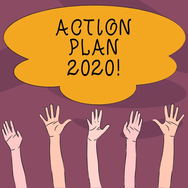 Texte manuscrit Plan d'action 2020. Concept signifiant stratégie proposée ou plan d'action pour l'année prochaine La diversité multiraciale lève les mains vers le haut Atteindre le Big Cloud coloré . — Photo