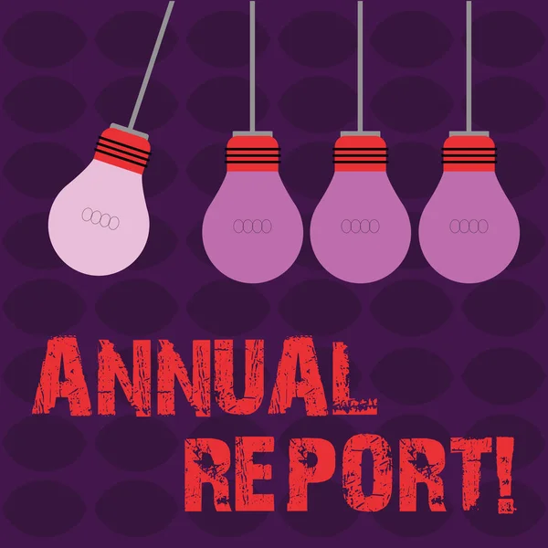 Konzeptionelle Handschrift mit Jahresbericht. Business-Fototext enthält Informationen darüber, was innerhalb des Jahres bekannt geworden sind Farb-Glühbirne hängen mit einem anderen Farbton Glühbirne. — Stockfoto
