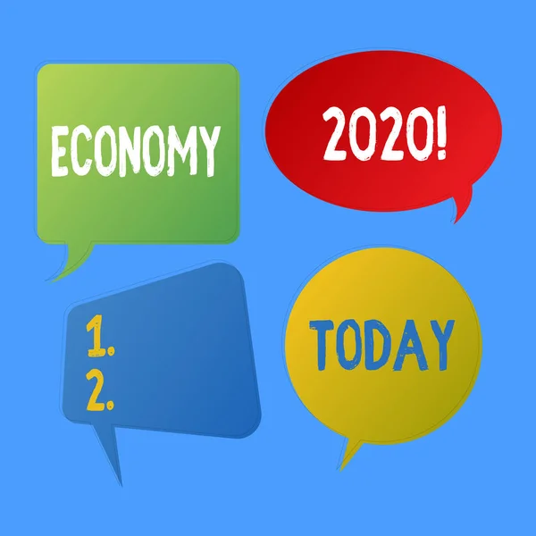 Nota di scrittura che mostra Economia 2020.Foto aziendali che mostrano lo stato del paese in termini di produzione e consumo di beni Speech Bubble Sticker in diverse forme e chat multiple . — Foto Stock