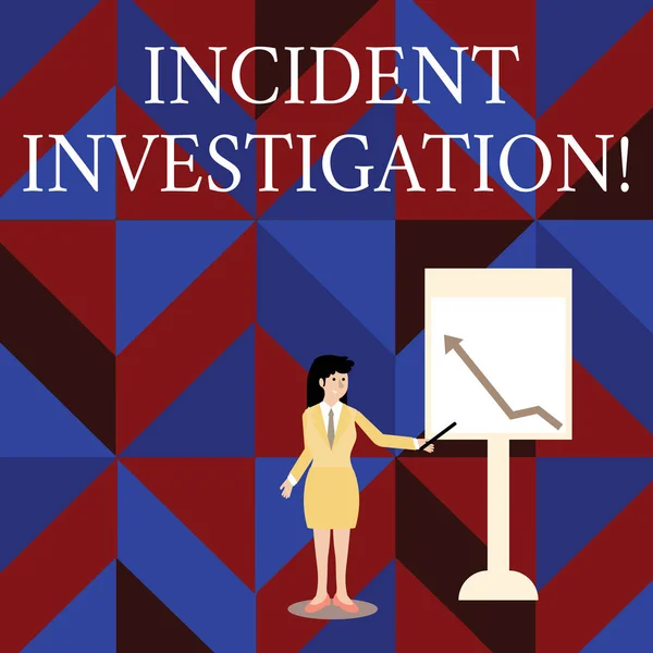 Nota scritta che mostra Incident Investigation. Business photo showcase Account e analisi di un incidente basato su prove Donna Holding Stick Pointing to Chart of Arrow sulla lavagna bianca . — Foto Stock