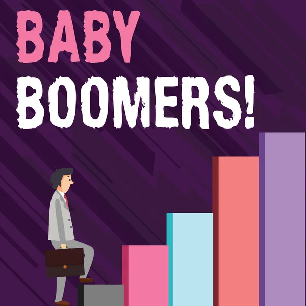 Writing Obs visar Baby Boomers. Företag foto skylta visar som är född under åren efter andra världskriget Man bär en portfölj i fundersam uttryck klättring upp. — Stockfoto