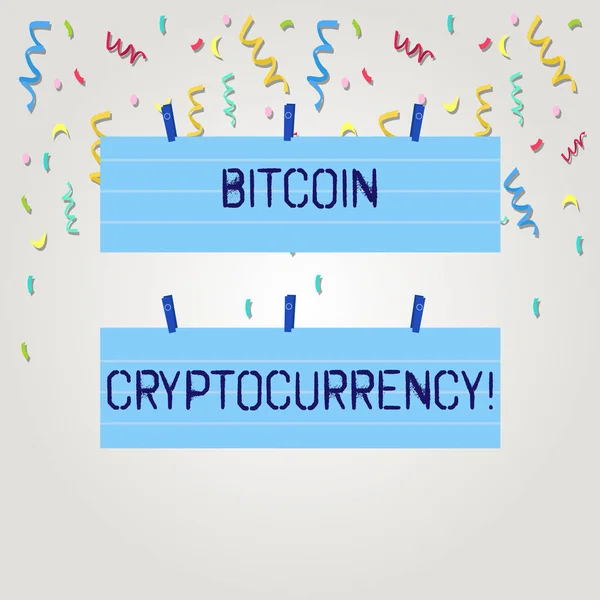 Szöveg jel mutatja a Bitcoin Cryptocurrency. Fogalmi fotó digitális kifizetés pénznemében hasznosítja cryptocurrencies két szín üres szalag mérete bélelt papír lapot függesztett segítségével kék ruhacsipesz. — Stock Fotó