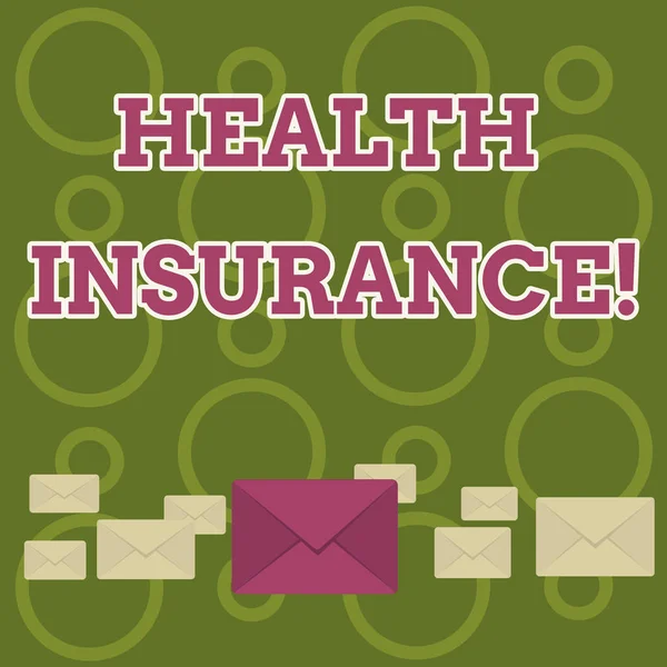 Ordet skriva text sjukförsäkring. Affärsidé för försäkring som tecknats att täcka kostnaderna för sjukvård pastell färg stängt kuvert i olika storlekar med Big en i mitten. — Stockfoto