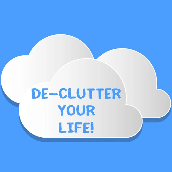 Слово писать текст De Clutter Your Life. Бизнес-концепция для устранения беспорядка с места организовать и расставить приоритеты белые пушистые облака вырезанные из доски плавающие друг на друге . — стоковое фото