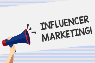 Influencer Marketing gösteren Not yazma. İş Fotoğraf vitrin odak yerine etkili gösteren yerleştirilir hedef ınsan el Holding megafon ses simgesi ve metin alanı ile.