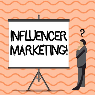 Etki unsuru pazarlama gösterilen not yazma. Odak vitrine iş fotoğraf etkili gösteren yerleştirilir yerine soru işareti yukarıda ile işadamı onun kafa boş ekran hedef.