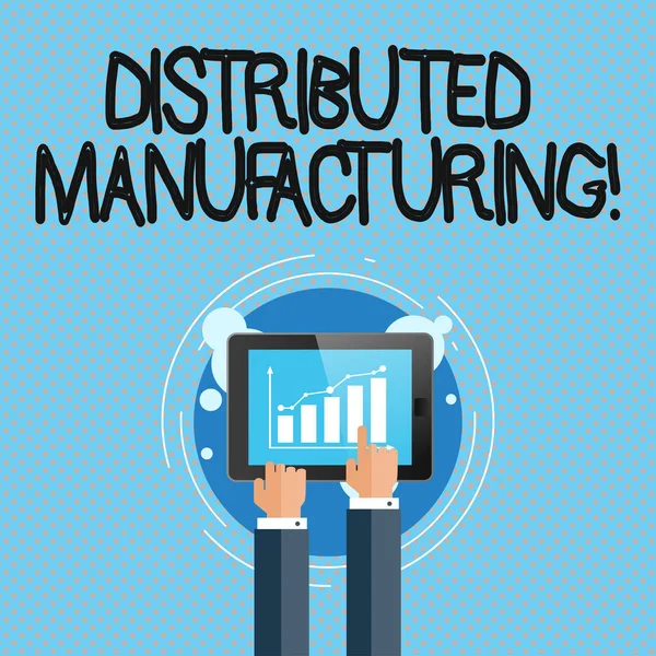 Escrita de mão conceitual mostrando Manufatura Distribuída. Exibição de fotos de negócios praticada por empresas que usam instalações de rede Empresário Mão tocando no gráfico de barras na tela do smartphone . — Fotografia de Stock