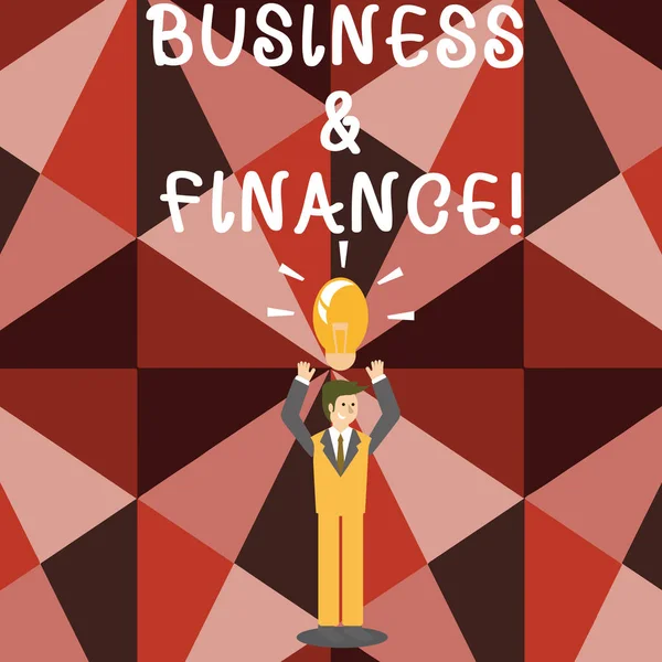 Word Writing Text Business und Finanzen. Business-Konzept für Geld und Kredit in Business-Geschäftsmann angewendet bezieht sich auf die Arme in die Höhe mit beleuchteten Glühbirnen-Symbol auf dem Kopf. — Stockfoto