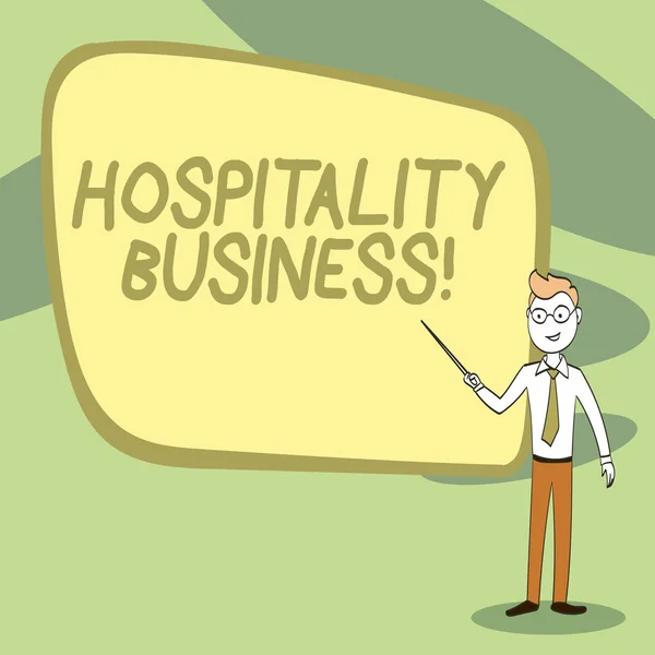 Escrevendo uma nota mostrando Hospitality Business. Foto de negócios mostrando ampla categoria de campos dentro da indústria de serviços Homem confiante em gravata, óculos e vara Apontando para bordo . — Fotografia de Stock