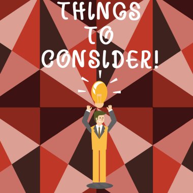 Metin yazma için şeyler düşünün kelime. İş kavramı için aklıma bir şey hakkında dikkatle işadamı duran yükselterek kollar yukarı ışıklı ampul simgesi ile kafasına karar için.