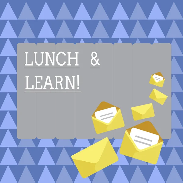 写文本午餐和学习。概念意味着挑衅作为研讨会提供在自由午餐期间测试它关闭和开放信封与信件塞在颜色文具顶部. — 图库照片
