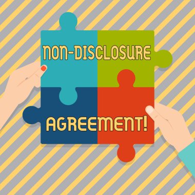 Sigara gizlilik anlaşması gösterilen metin işareti. Kavramsal fotoğraf tarafların değil dört boş Multi renk Jigsaw Puzzle kiremit parçaları koymak birlikte insan eli tarafından gizli bilgileri ifşa.