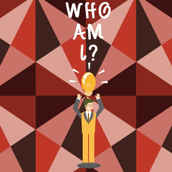 Tekst: "Hvem er jeg?" Forretningskonsept for når du spør om identiteten din og demonstrasjonseiendommer Forretningsmann Stående Stående Stående Armer Oppreist med Liadded Bulb Icon på hodet . – stockfoto