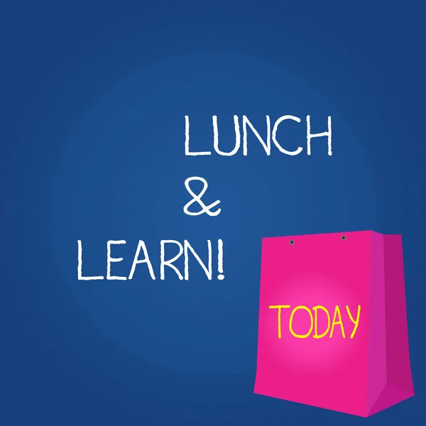 Tekst teken weergegeven: Lunch en leren. Conceptuele foto defiend als seminar aangeboden tijdens de vrije lunch te testen kleur Gift Bag met geperforeerd gat maar zonder handvat op Twotone lege ruimte. — Stockfoto