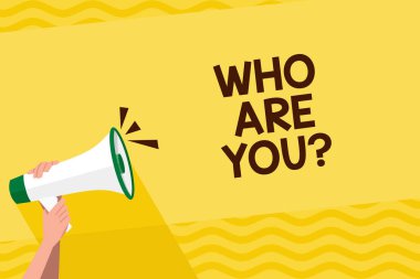 Word metin kim sana soru yazma. Gösteren kimlik veya demonstratingal bilgi insan elini sıkıca tutan bir megafon ses simgesi boş metin alanı ile sorduğun için iş kavramı.