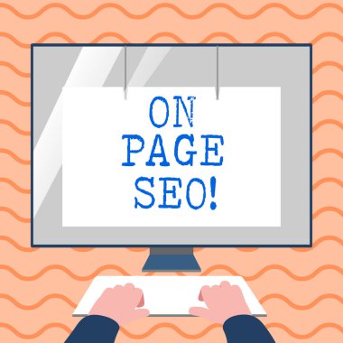 Word sayfası SEO yazı yazma. Web sitesi içinde alınan önlemler için iş kavramı pozisyon arama sıralamalarını geliştirin ekran koruyucusu ile boş beyaz monitör mockup klavye önü eller.