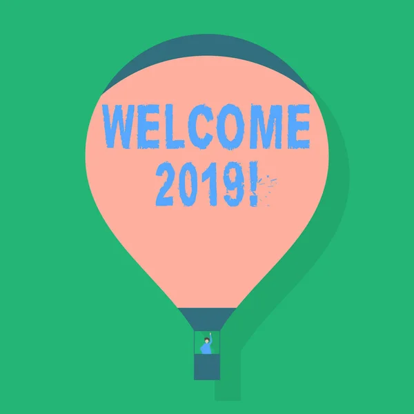 Aplikace Word psaní textu Welcome 2019. Obchodní koncept pro instanci nebo analysisners z pozdravem někoho, jako je nový rok prázdné růžové horkovzdušný balón plovoucí s jednou cestující mávat z Gondola. — Stock fotografie