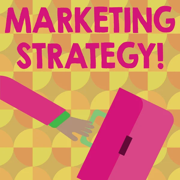 A kézírás szöveg Marketing stratégia. Koncepció értelmében cselekvési terv előmozdítása és eladni a termék vagy szolgáltatás rohanó üzletember kar megingott távolabb, és kézzel rendelkező színes táska. — Stock Fotó