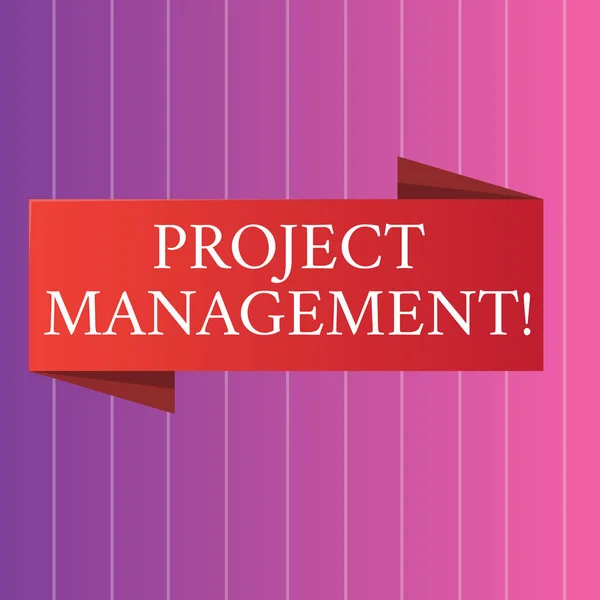 Γράφοντας κείμενο λέξη Project Management. Επιχειρηματική ιδέα για πρακτική την έναρξη σχεδιασμού ελέγχοντας φωτογραφία κενό διπλωμένο χρώμα Banner της ομάδας εργασίας για κάθετα ριγέ δύο τονισμένα σκηνικό. — Φωτογραφία Αρχείου
