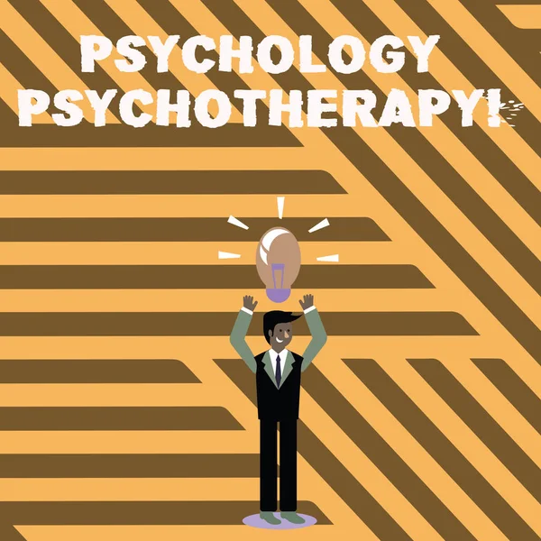 Text tecken visar psykologi psykoterapi. Konceptuella foto behandling av psykisk störning av psykologisk innebär affärsman står att höja armarna uppåt med belyst lampa ikon på huvudet. — Stockfoto