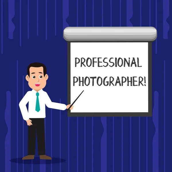 Znak tekstowy pokazuje profesjonalny fotograf. Koncepcyjne zdjęcie wykazując, kto bierze fotografie, zwłaszcza, jak praca człowieka w krawat rozmowy trzymając kij wskazując na pusty biały ekran na ścianie. — Zdjęcie stockowe