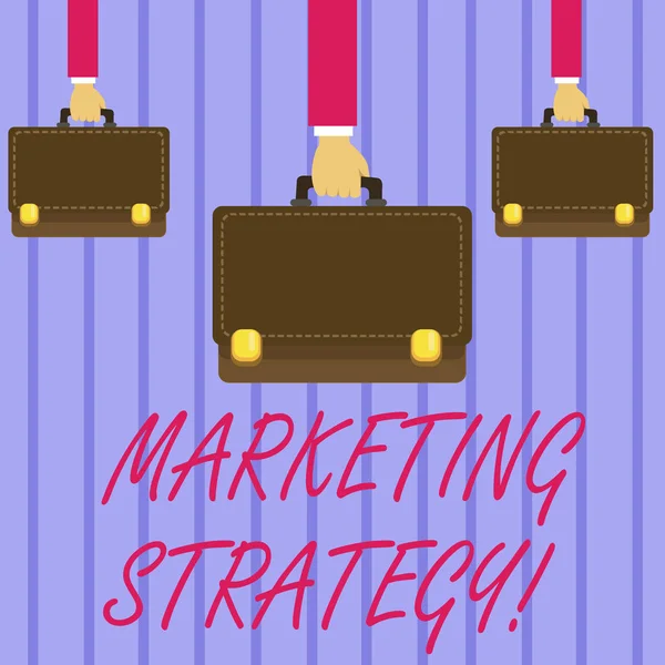 Nota di scrittura che mostra la strategia di marketing. Business photo vetrina piano d'azione promuovere e vendere prodotti o servizi Mani che trasportano valigetta marrone con stile di corsa e blocco . — Foto Stock