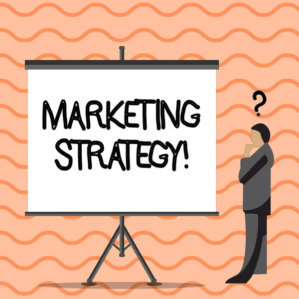 Escribir nota mostrando Estrategia de Marketing. Foto de negocios mostrando plan de acción promover y vender producto o servicio Empresario con signo de interrogación por encima de su cabeza pantalla en blanco . — Foto de Stock