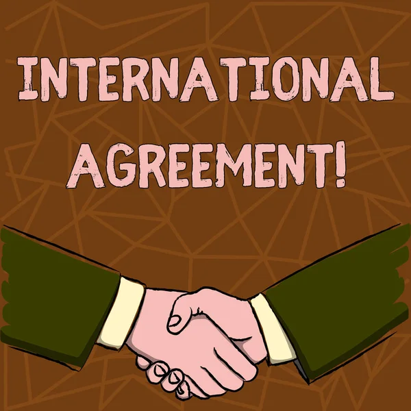 Znak tekstowy przedstawiający umowę międzynarodową. Koncepcyjny dokument fotograficzny podpisany przez kraje chcą, aby nowe zasady biznesmeni potrząsając ręce mocno jako forma gest pozdrowienia i umowy. — Zdjęcie stockowe